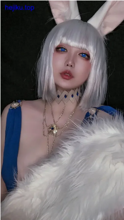 椒妮佐仁奶牛风格艺术创作：多变姿态与精致眼妆特写