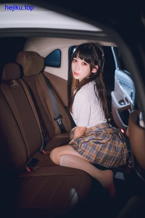 usejan蓝蓝蓝色系角色扮演，冷色调背景搭配精致服装细节，展现出沉浸式的角色状态