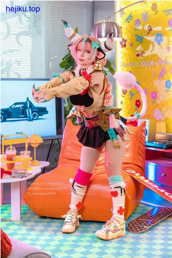 Umeko J华丽造型全身图 服装细节与动态姿势结合