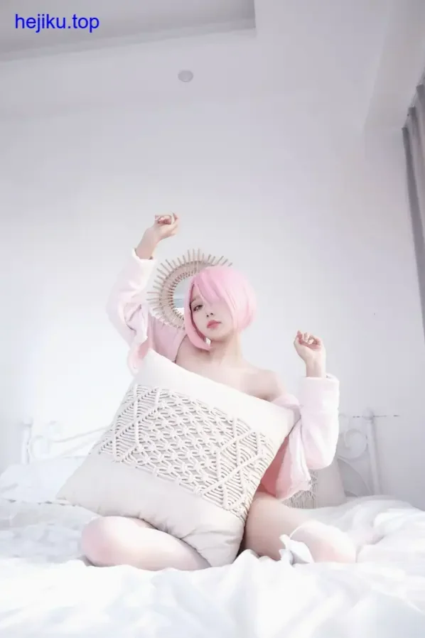 eloise软软拍摄间隙花絮，低头系腰带嘴微嘟表情自然