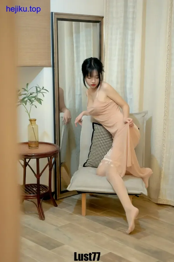 柒柒不可爱夏树繁花外景，逆光拍摄发丝边缘有金色光晕