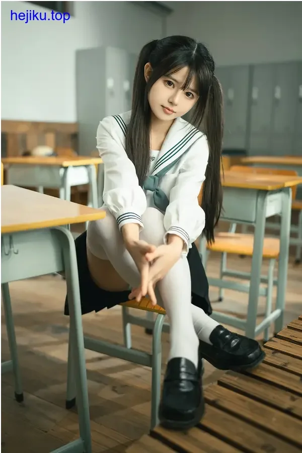 rua阮阮蹲地上歪头看镜头，浅棕色毛茸衣服铃铛垂地权杖发光