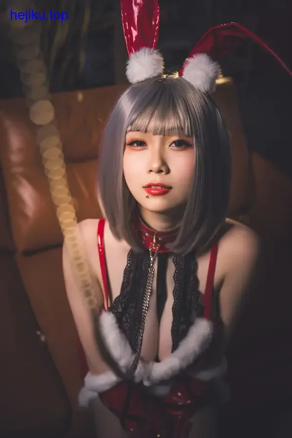 柒柒不可爱夏树繁花主题cos，碎花裙站在野花丛中，阳光透过树叶洒落