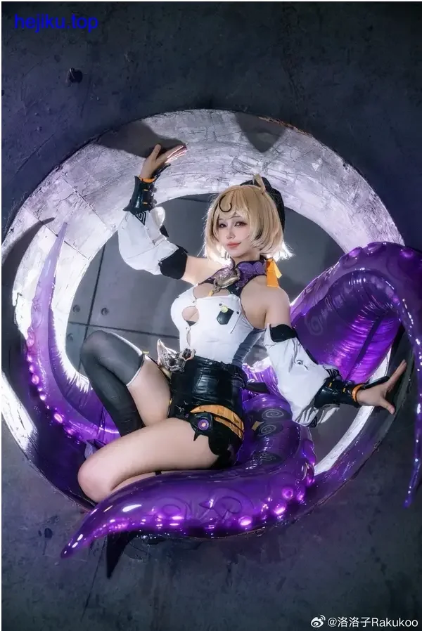 狐洛洛子穿校服坐在废弃教室窗台