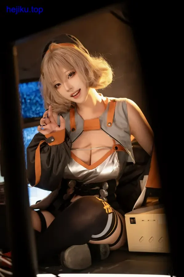 菌烨tako乳胶紧身衣作品 菌烨tako穿着黑色乳胶紧身衣的科幻风格写真,光影反射凸显身材曲线