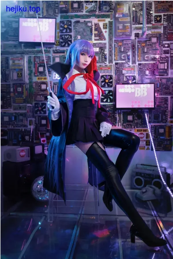 迷失人形QUQ泥岩手持巨锤的侧面照，铠甲磨损细节和背景采石场完美融合