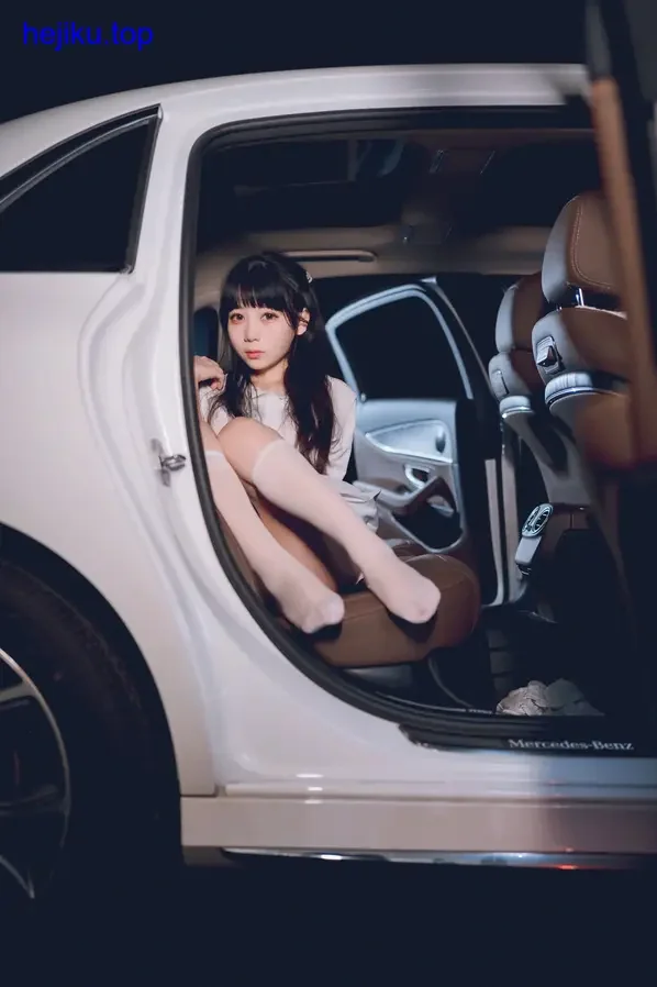 usejan蓝蓝蓝色主题写真，冷暖对比中突出人物主体，服装刺绣细节清晰可见