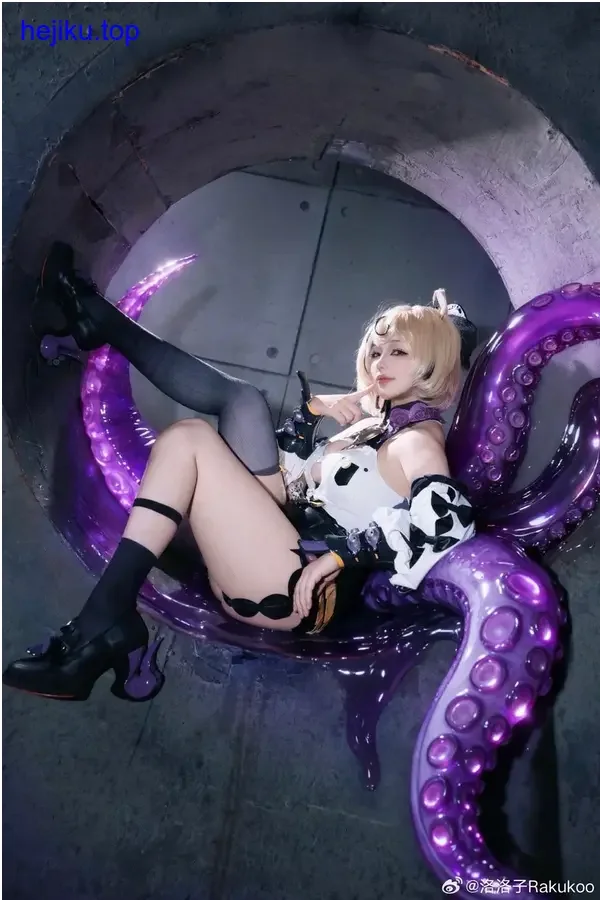 狐洛洛子穿深蓝色长袍站在鸟居下