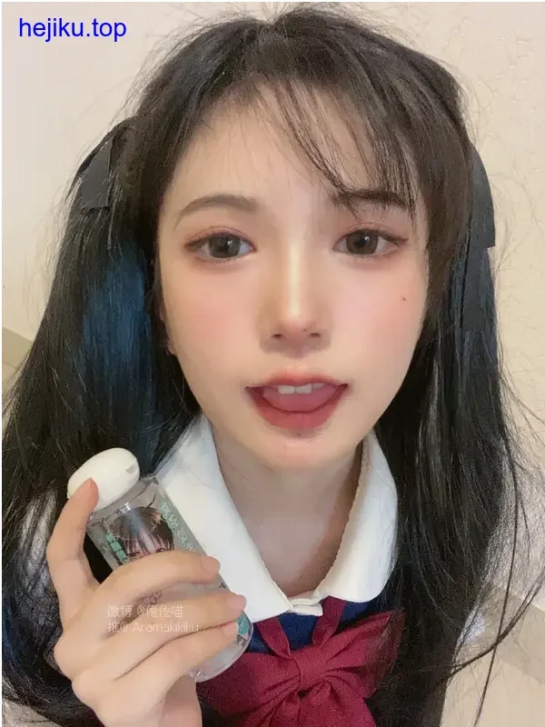 倦倦喵半侧脸抬手整理头发，裸粉色指甲半光泽