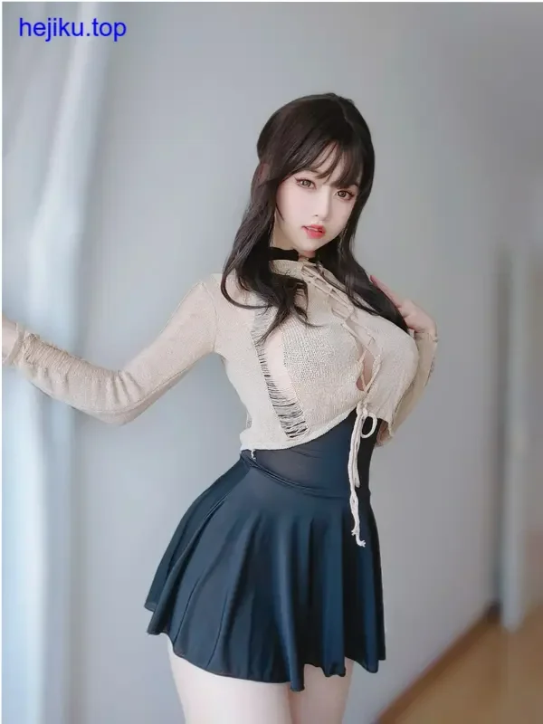 女主K扮演远坂凛校服版教室场景手撑下巴看窗外红色发卡位置刚好