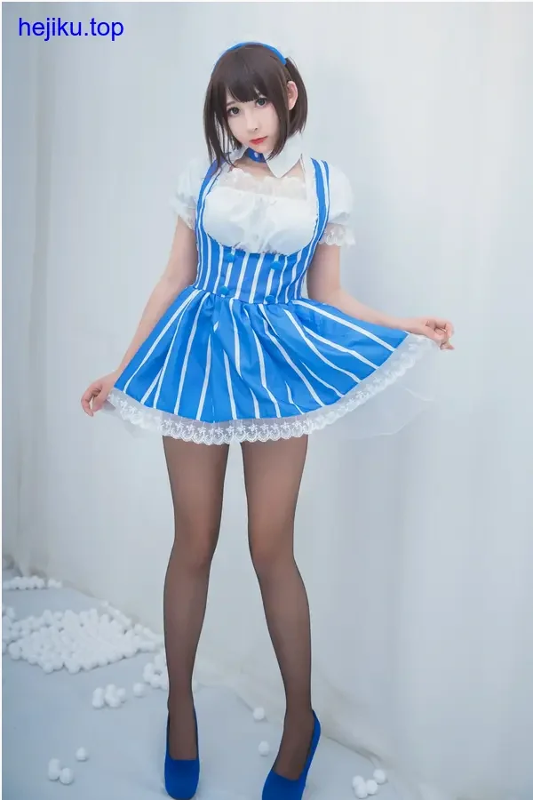 雯粥粥在泳池边摆姿势