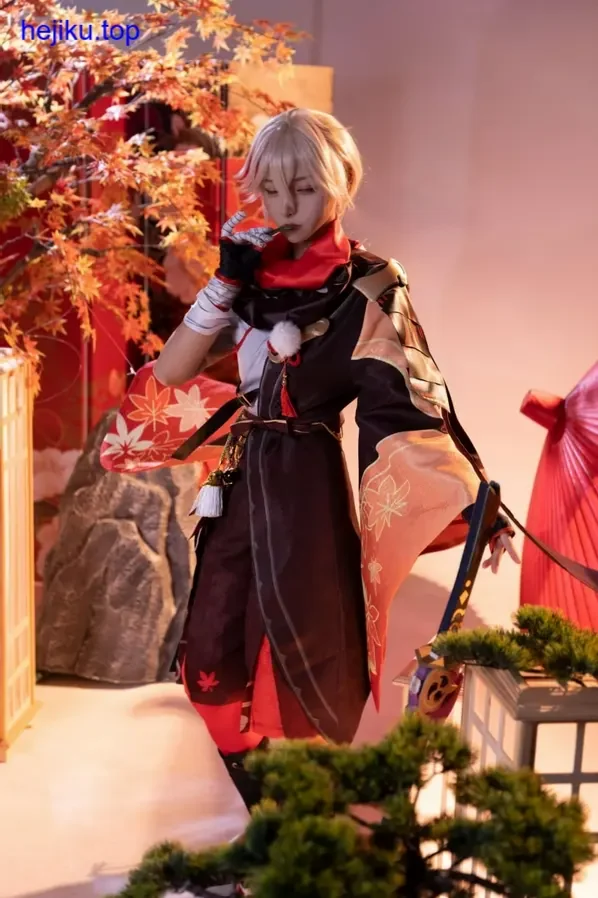 Seya狮砸武藏泳装礁石上望海，大剑插在沙中，脚踝红绳隐约可见