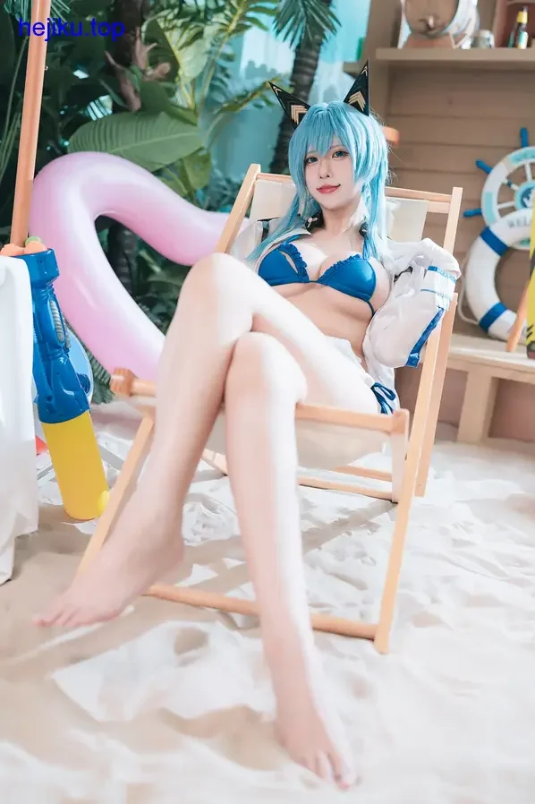 小空sora在傍晚路灯下回眸,暖黄光线映在脸上,写真实感强