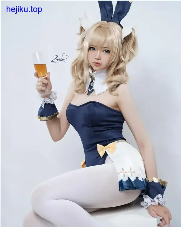 ZinieQ角色服装细节特写 缝线和做旧痕迹清晰可见