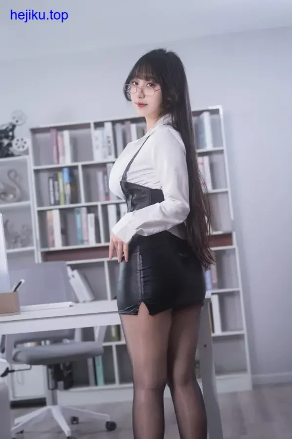 浅安安窗户前艺术照