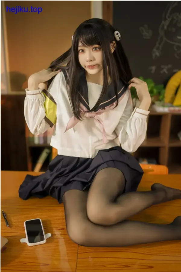 安食Ajiki扮演进击的巨人韩吉·佐耶，立体机动装置道具细节展示