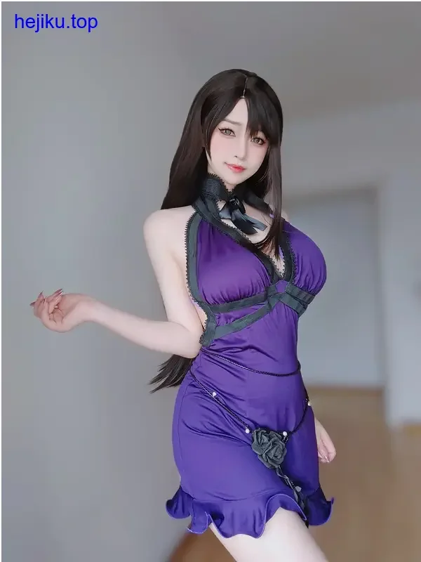 女主K扮演Saber铠甲版石砌庭院举透明剑战损铠甲细节清晰