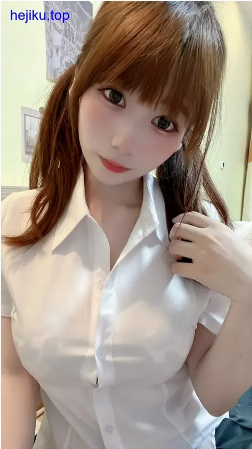 usejan蓝蓝清澈蓝色调作品，冷色与暖肤的平衡处理，手部姿势与服装线条的呼应设计