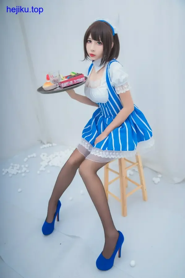 雯粥粥泳装造型正面照