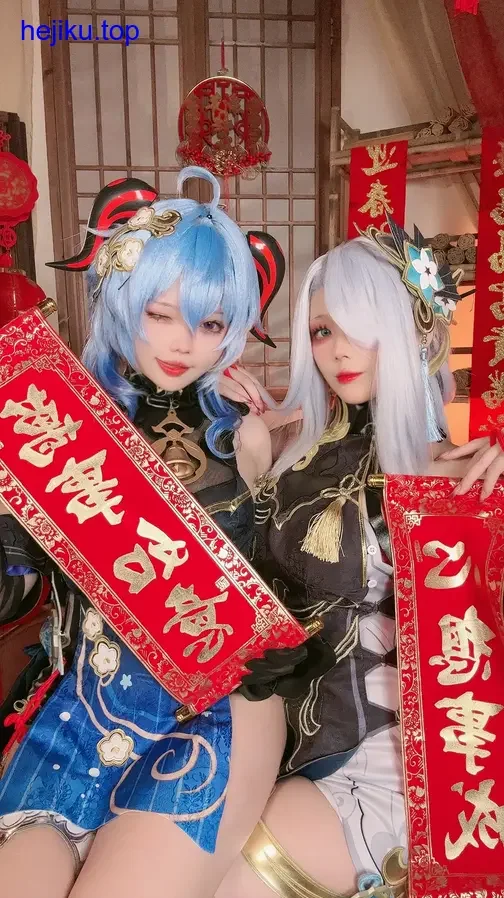 小瑶幺幺和九言老洋房走廊双人cos，彩色玻璃透出光斑打在旗袍和学生装上