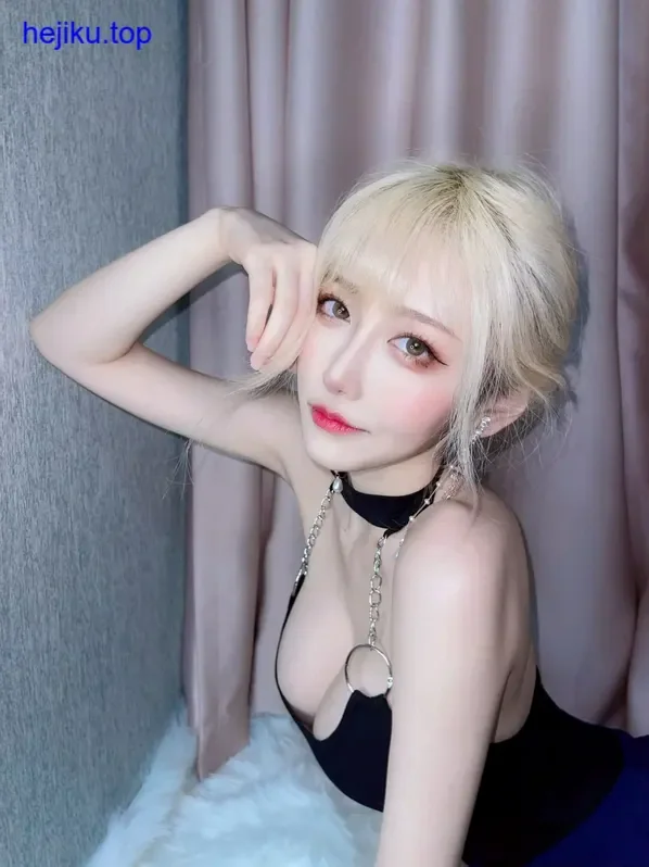 啾小妍Deer蹲木栈道 啾小妍Deer蹲木栈道上伸手