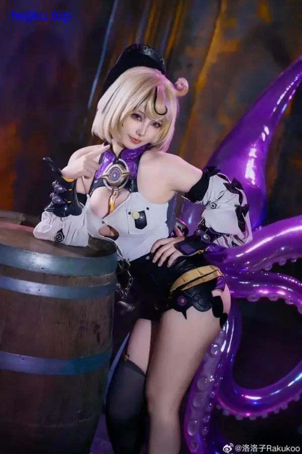 狐洛洛子拿太刀站在石阶上