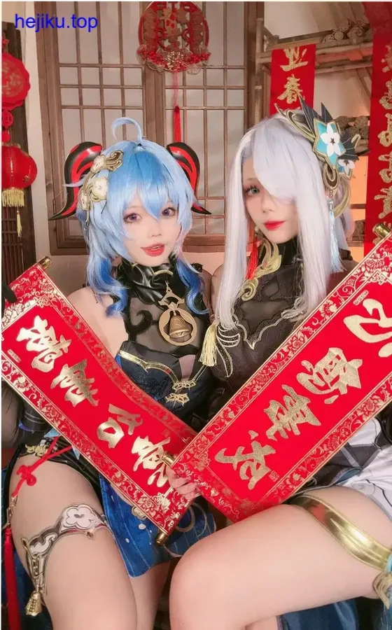 小瑶幺幺和九言旧戏院后台图，两人蹲在地上整理戏服，化妆镜灯泡照亮脸庞