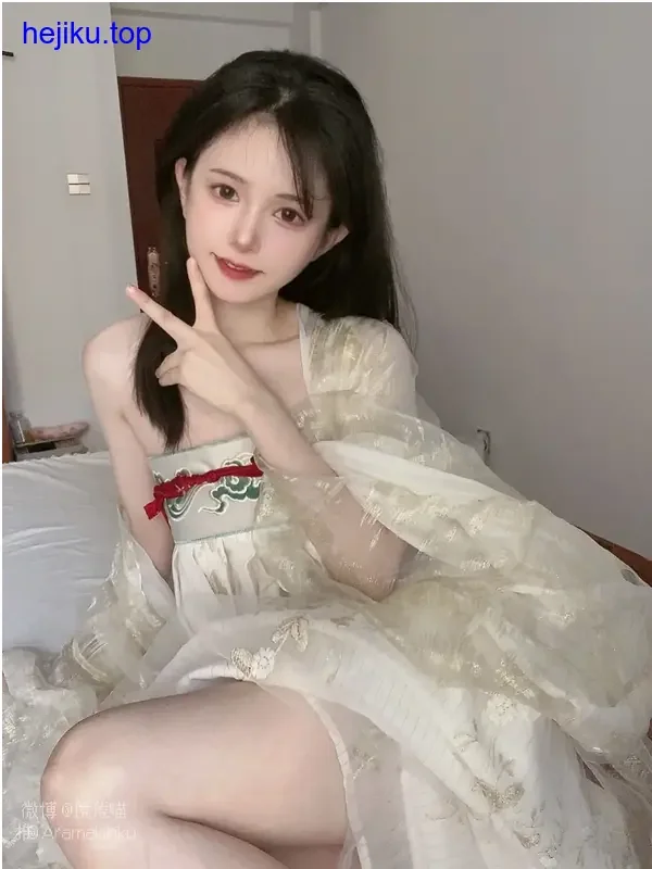 倦倦喵站老树旁边仰头看树冠，树影密密落在身上