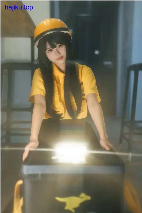 rua阮阮站神殿中央全身照，人物居中左右留白相等