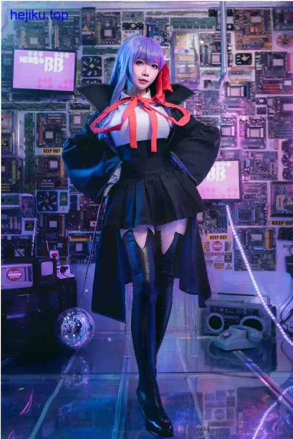 迷失人形QUQ扮演明日方舟泥岩，全身铠甲与战损涂装细节清晰