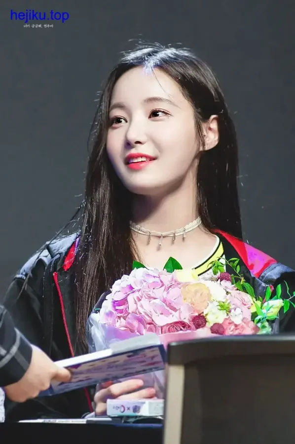 yeonwoo李妍雨服装与配件细节还原展示