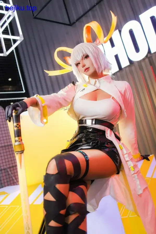 菌烨tako微博高清图片 菌烨tako高清面部特写,精致的眼妆和光影处理展现专业化妆技巧