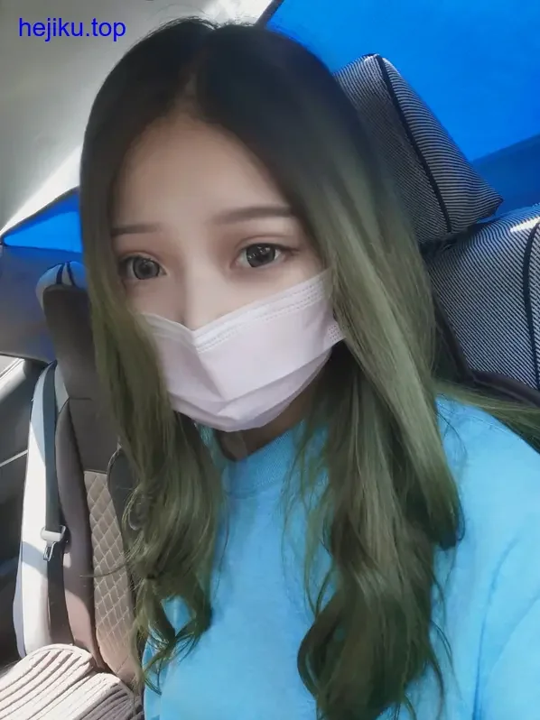 eloise软软旧书店主题cos，牛仔围裙白衬衫手拿旧书，光线斜照灰尘可见