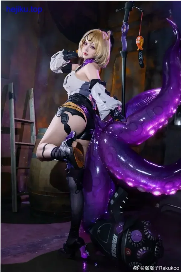 狐洛洛子身穿华丽和服