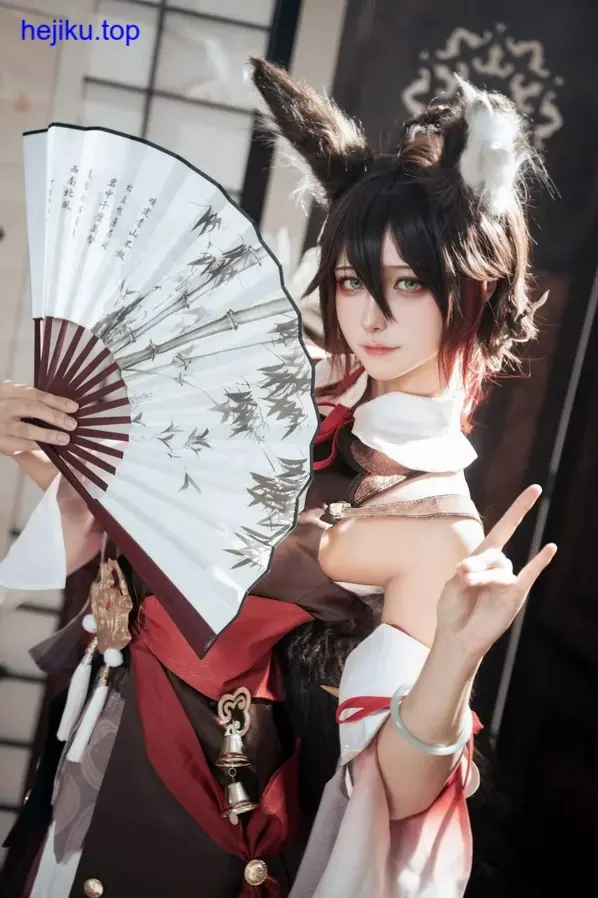 Seya狮砸武藏泳装侧身站在沙滩上，腰间绳结垂落，背景是深蓝绿色海面