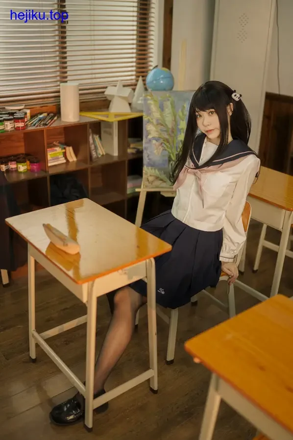 安食Ajiki扮演火影忍者佐助的cosplay高清写真，黑色碎发和写轮眼细节到位