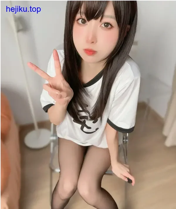 布丁大法扮木之本樱粉色校服裙摆飘起