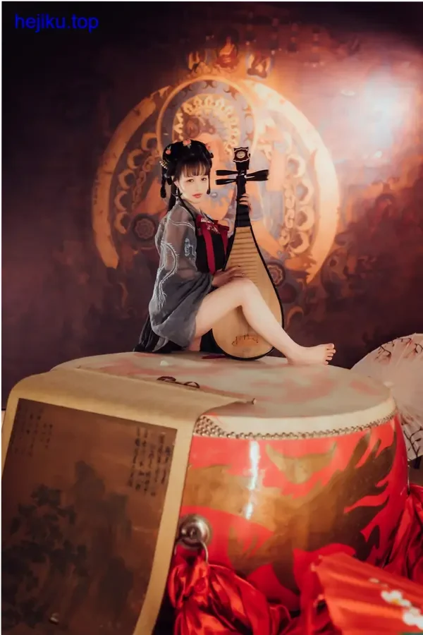 晕崽zz宝匣恶魔少女全身照