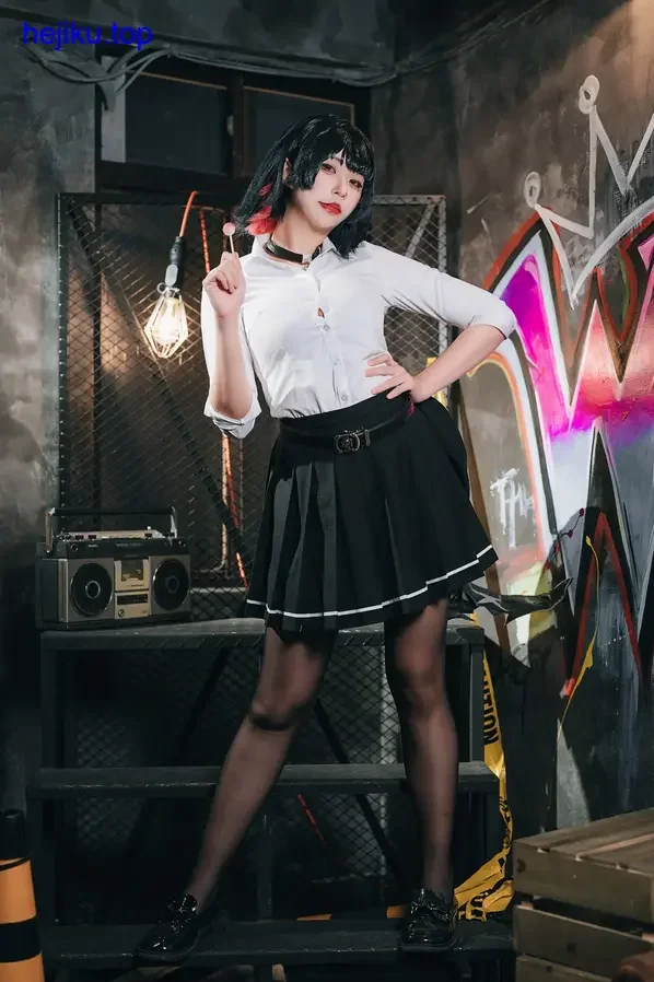 小空sora手持透明雨伞站在草地,裙摆飘起,二次元梦幻感十足