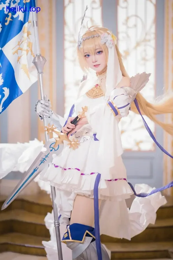 黑龙贯通持剑站立