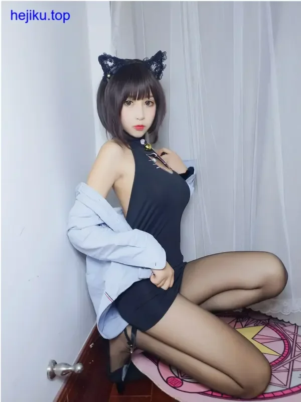 雯粥粥举着道具水枪