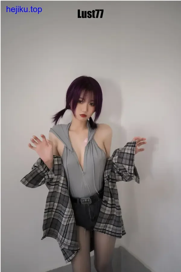 柒柒不可爱夏树繁花写真，白色碎花裙配草帽，手持野花微笑