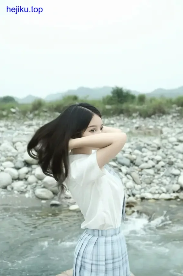 eloise软软cos正片，服装细节精致眼神到位，整体氛围感强