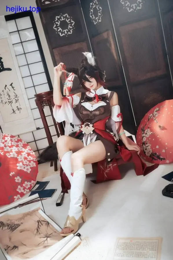 Seya狮砸武藏泳装回头笑，背景海天模糊，阳光镀在脸上暖色浓郁