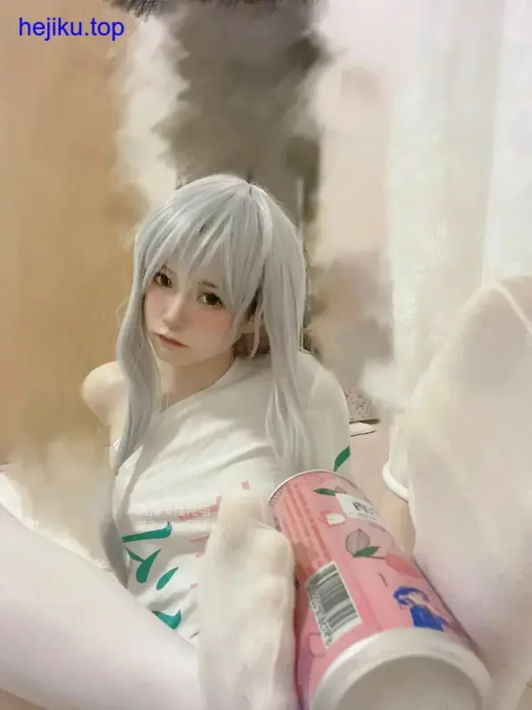 倦倦喵站半开门后露半张脸，门框横在眼睛位置